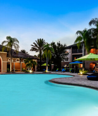 verano exterior twilight pool